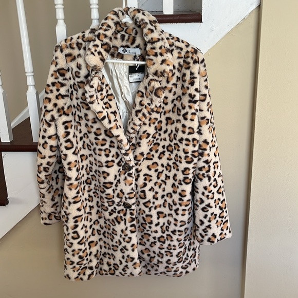 Beautiful coat - Picture 3 of 5